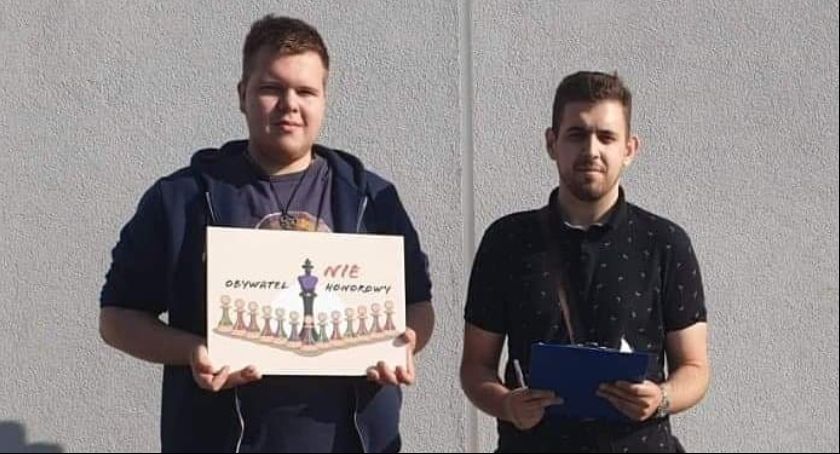 Akcja Obywatel NieHonorowy nabiera rozpędu. Są pierwsze podpisy pod petycją