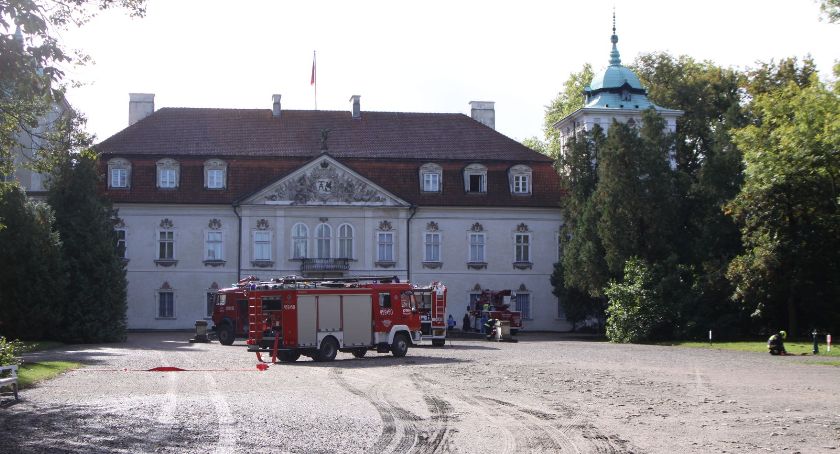 Pożar i ewakuacja pałacu w Nieborowie? Spokojnie, to tylko ćwiczenia (ZDJĘCIA, VIDEO)