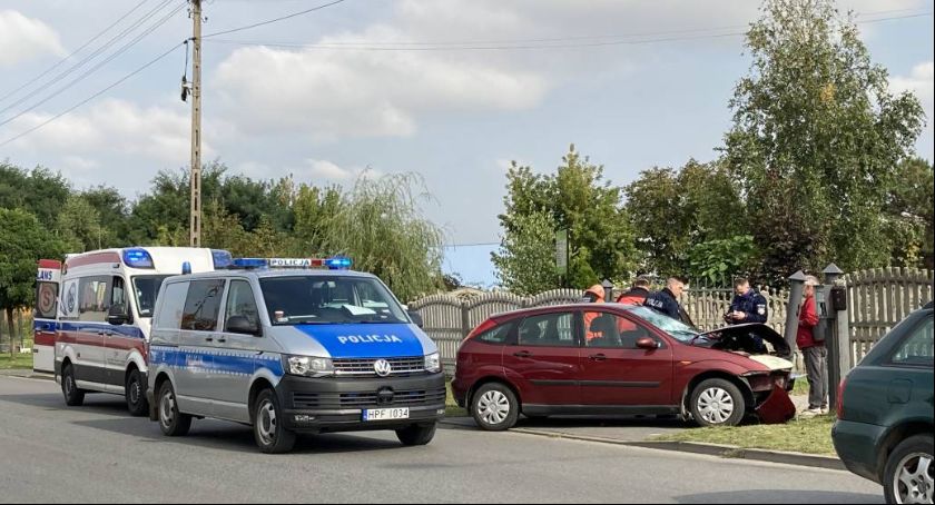 Ford focus wjechał w betonowe ogrodzenie na Katarzynowie