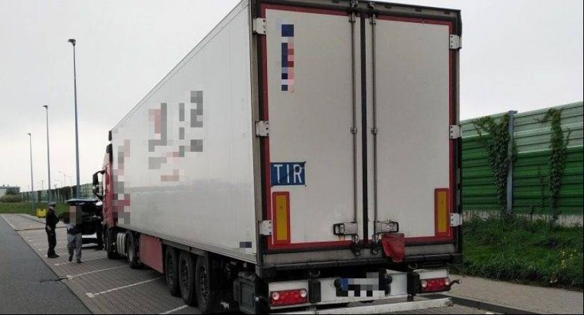 Patrol ITD z Łowicza zatrzymał nietrzeźwego kierowcę ciężarówki, który przewoził mięso z Polski do Łotwy