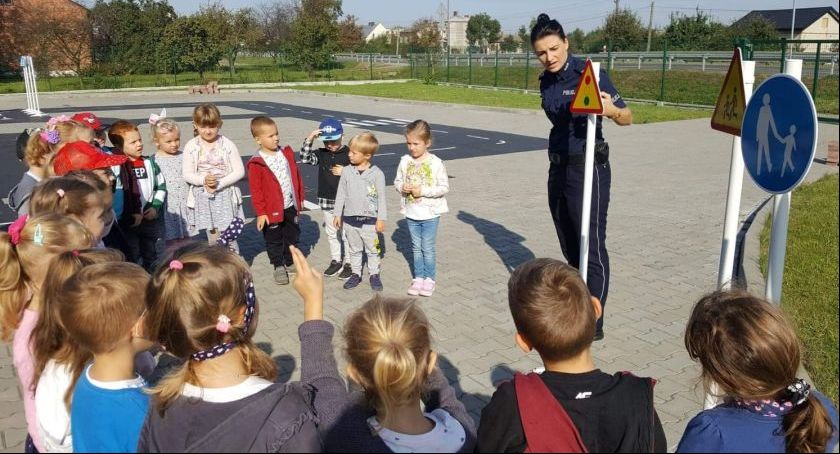 Łowiccy policjanci spotykają się z dziećmi i rozmawiają o bezpieczeństwie