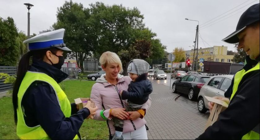 Mundurowi rozdawali dziś odblaski przedszkolakom