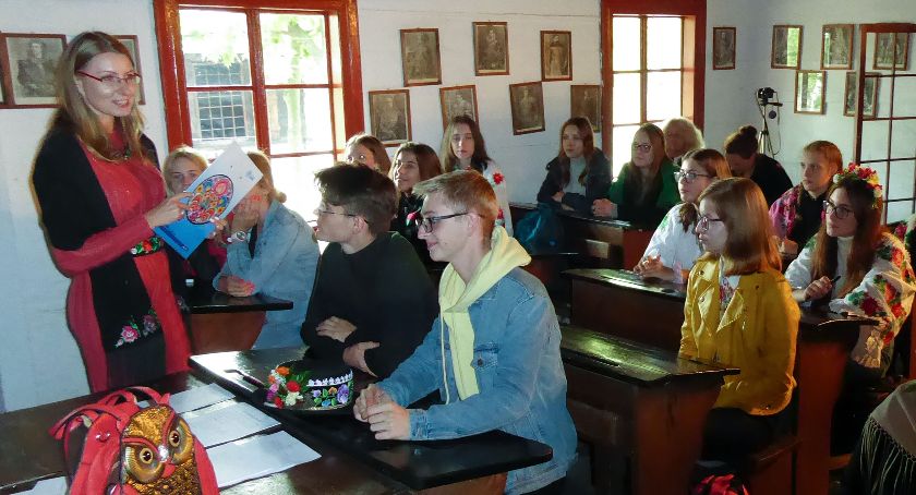 Lekcja w skansenie. Uczniowie I LO uczyli się o gwarze regionu łowickiego