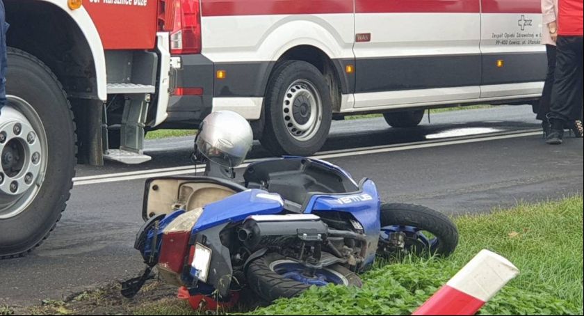 Karsznice Duże (gmina Chąśno). Wypadek z udziałem motorowerzysty (FOTO i VIDEO)