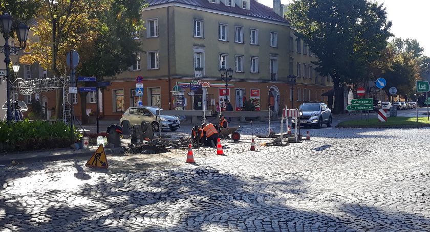 Utrudnienia dla kierowców w centrum Łowicza. Robotnicy poprawiają kostkę brukową