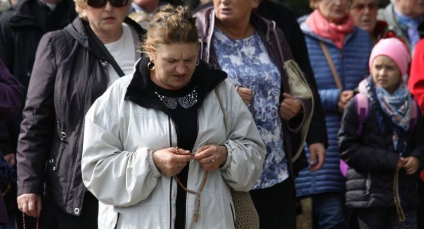 Odmówią różaniec na ulicach Łowicza. Koła Żywego Różańca spotkają się w Domaniewicach