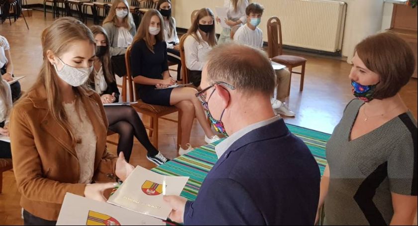 II LO. Stypendia starosty dla zdolnej młodzieży przyznane