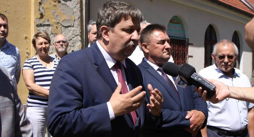 Marszałek Grzegorz Schreiber ma koronawirusa, wojewoda Tobiasz Bocheński na kwarantannie