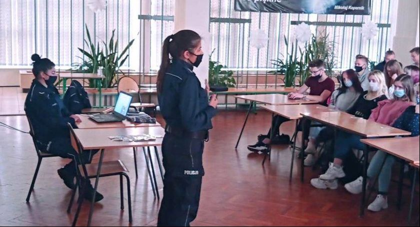 Wyjątkowa lekcja w II LO poświecona historii funkcjonariuszy Policji Państwowej-ofiar Zbrodni Katyńskiej