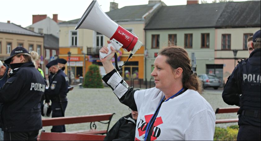 Protest antycovidowców w Łowiczu. Policja skieruje wnioski do sądu [ZDJĘCIA, WIDEO]