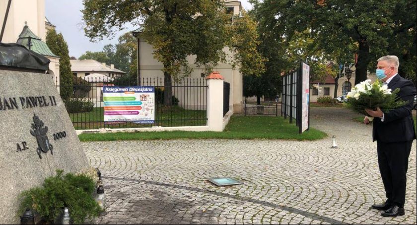 Wiceburmistrz Bogusław Bończak złożył kwiaty pod pomnikiem św. Jana Pawła II 
