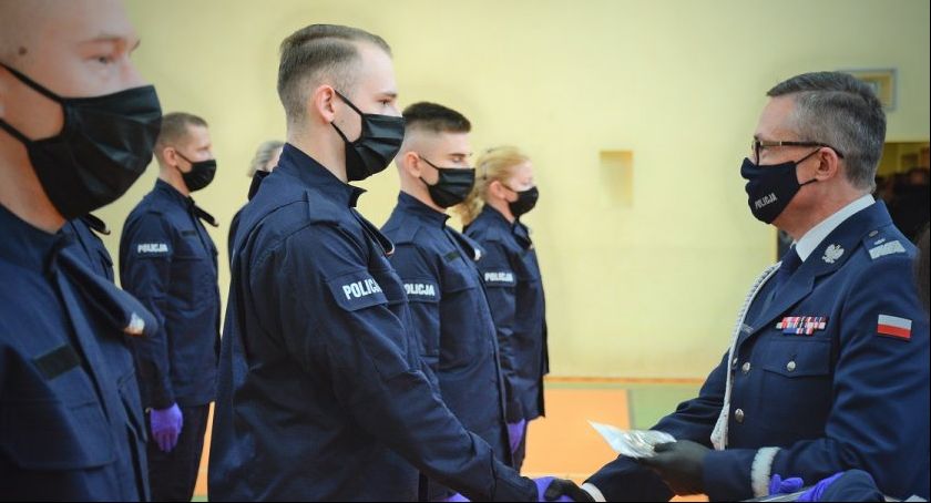 Zaprzysiężenie kolejnych stróżów prawa. Wśród nowych policjantów są dwaj funkcjonariusze z Łowicza