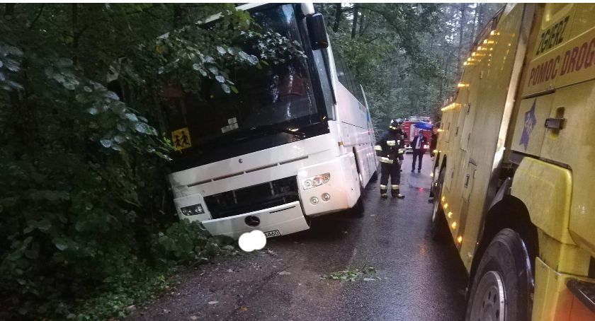 Autobus z dziećmi zsunął się do rowu. Dlaczego wójt nie zawiadomił policji?