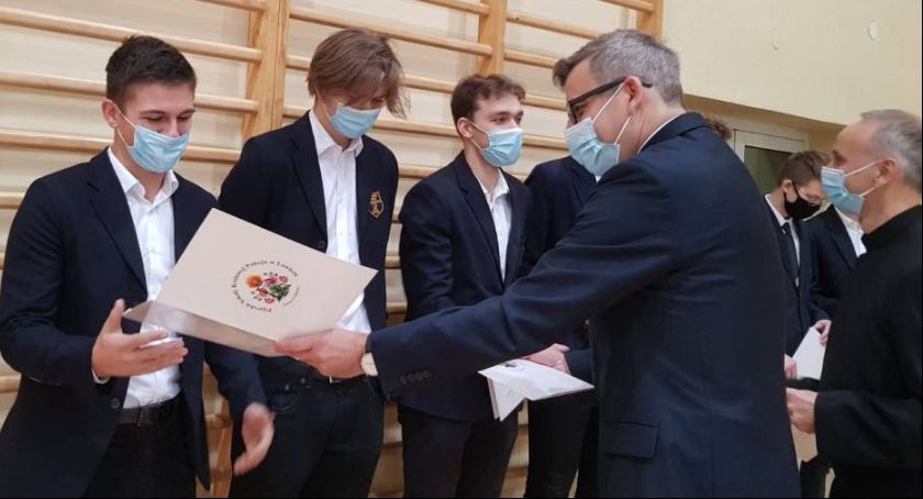 Rozdano stypendia w Pijarskich Szkołach Królowej Pokoju w Łowiczu (FOTO i VIDEO)