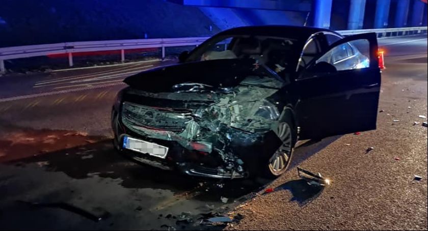 Niezachowanie bezpiecznej odległości powodem kolizji trzech samochodów na A2
