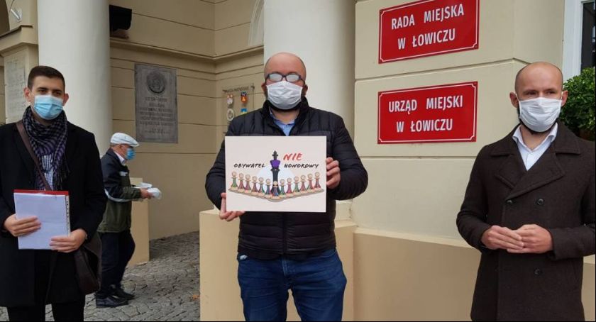 Lista z podpisami pod petycją o odebranie biskupowi Dziubie tytułu Honorowego Obywatela Łowicza trafiła do Urzędu Miasta