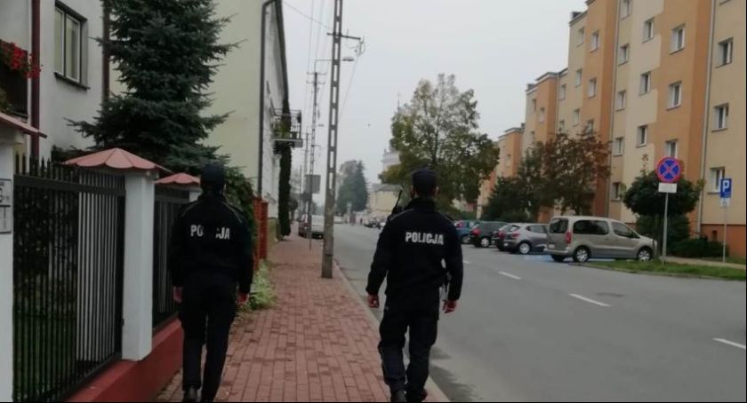 Łowiccy policjanci sprawdzają przestrzeganie obostrzeń dotyczących COVID-19. Chodzi głównie o maseczki