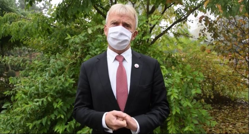 Burmistrz Łowicza o czerwonej strefie: bądźmi zdyscyplinowani i ostrożni. Zostańmy w domu (VIDEO)