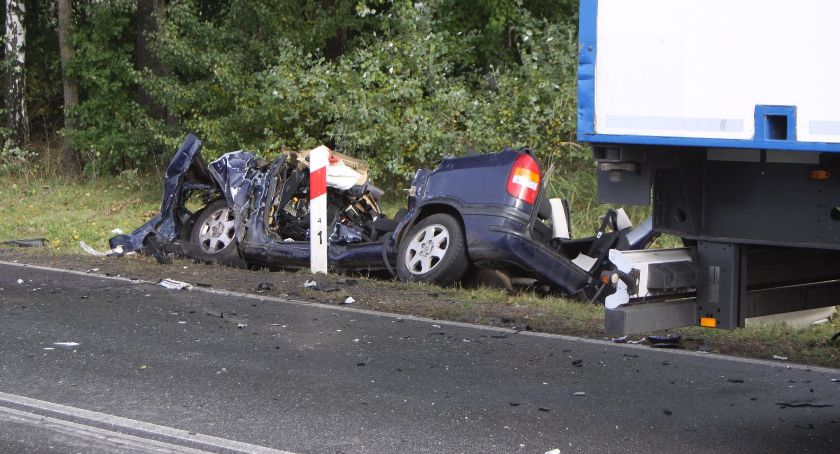 Tragiczny wypadek pod Łowiczem. Nie żyje młody kierowca. DATA POGRZEBU