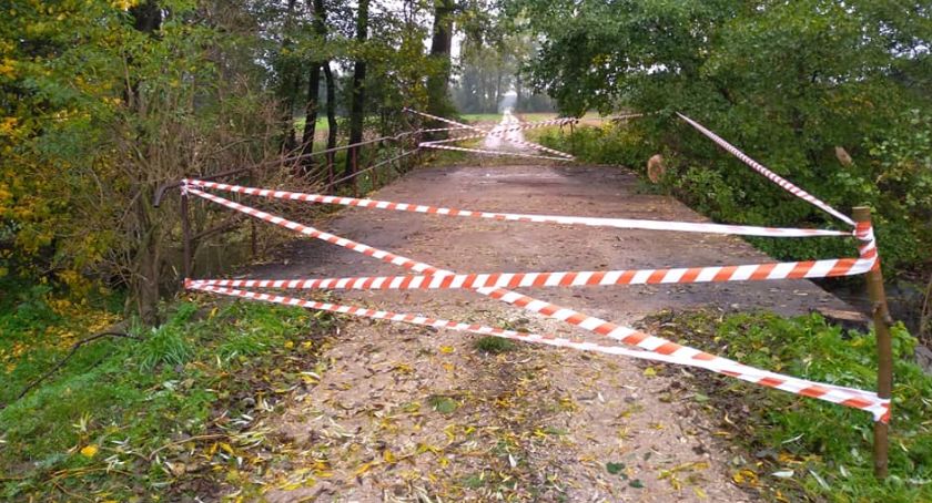 Zamknięty most w Placencji. Drzewo uszkodziło barierę ochronną