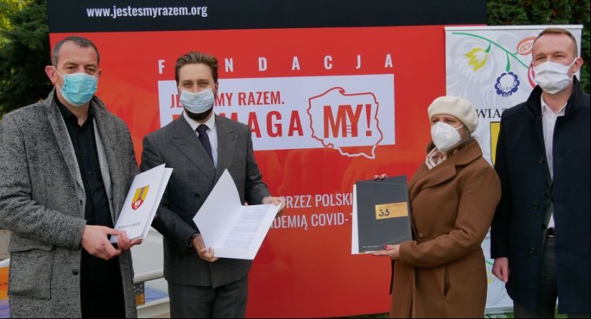 Łowicki szpital otrzymał sprzęt za 230 tysięcy złotych. To m.in. łóżka, respirator i maseczki