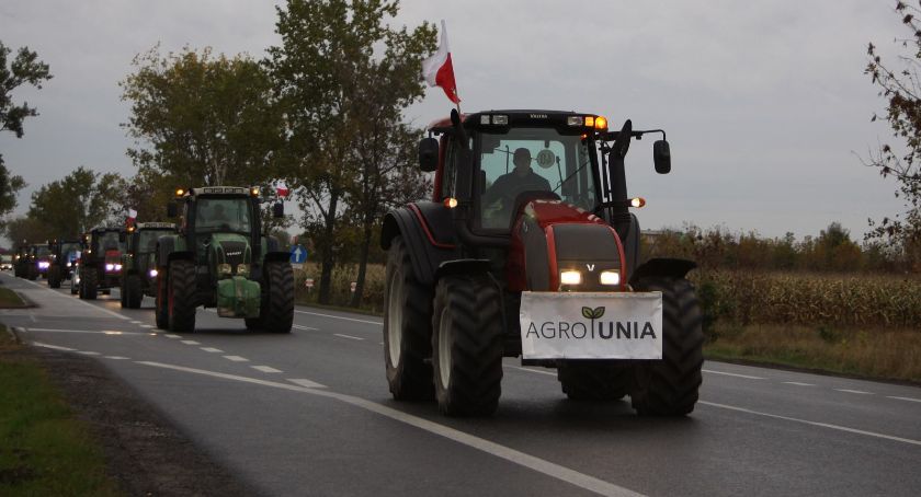 Łowicz. Protest rolników na drodze krajowej nr 14 (ZDJĘCIA, VIDEO)