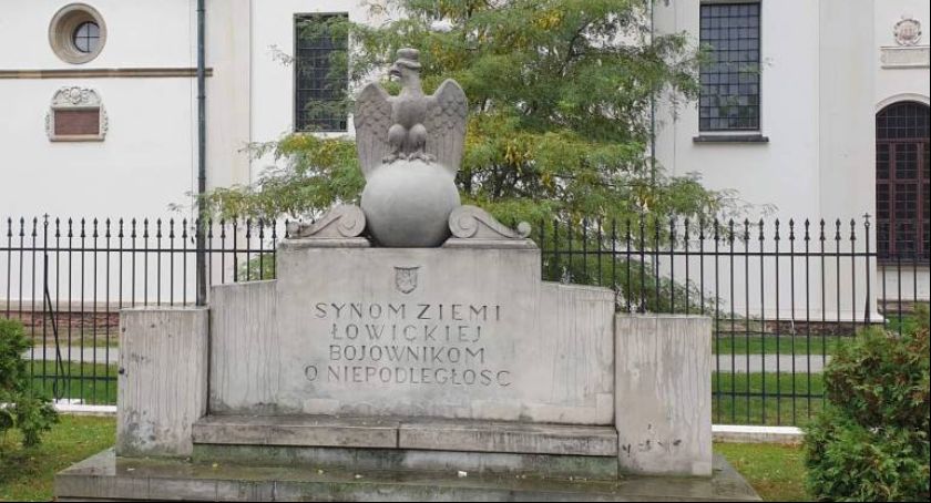 Kula z orłem wróciła na swoje miejsce. Pomnik Synom Ziemi Łowickiej Bojownikom o Niepodległość już kompletny