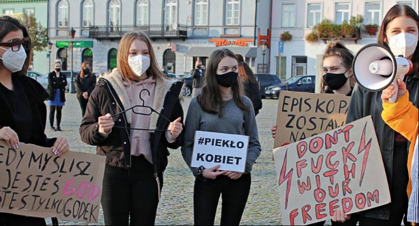 Łowicz w obronie praw kobiet. Dziś manifestacja przed Sądem Rejonowym w Łowiczu 
