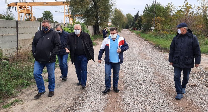 Miejscy radni wizytowali ul. Czajki w Łowiczu. Jest wniosek o zmianę wykonawcy inwestycji (ZDJĘCIA)