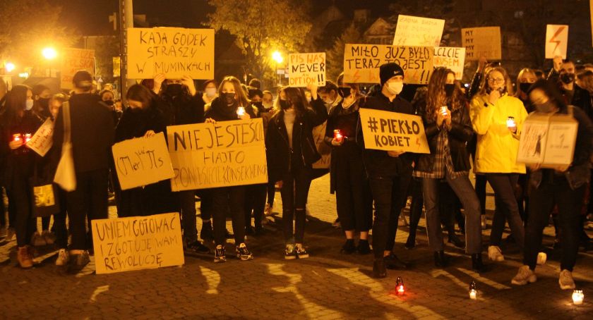 Łowicz. Protest przeciwko wyrokowi TK ws. aborcji eugenicznej. 
