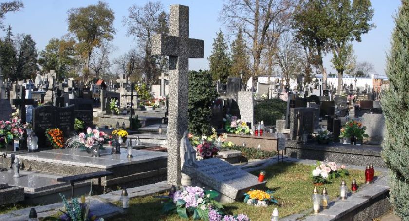 Wszystkich Świętych. Co z mszami świętymi na łowickich cmentarzach?