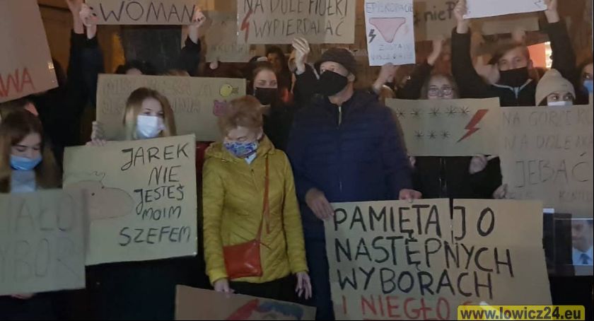 Protestujemy aż do skutku, póki nie będą spełnione nasze postulaty! Kolejny protest kobiet przeszedł ulicami Łowicza (FOTO i VIDEO)