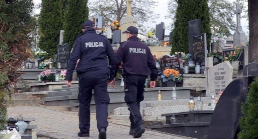 Łowiccy policjanci ostrzegają! Sprzątasz groby, uważaj na złodziei torebek!