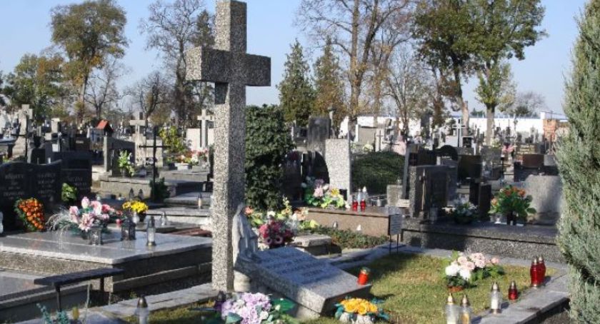 Wszystkich Świętych. Nie zaparkujesz auta na terenie PSP w Łowiczu
