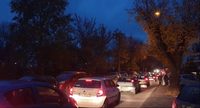 Łowiczanie tłumnie ruszyli na cmentarze. Chcą zdążyć przed ich zamknięciem (FOTO i VIDEO)