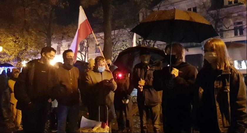 W strugach deszczu manifestanci przeszli ulicami Łowicza (FOTO i VIDEO)