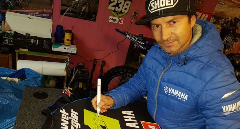 Paweł Wizgier, Mistrz Polski 2020 w motocrossie, wystawił koszulkę na licytację