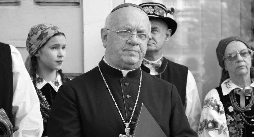 Uroczystości pogrzebowe biskupa Józefa Zawitkowskiego. Gdzie transmisja?