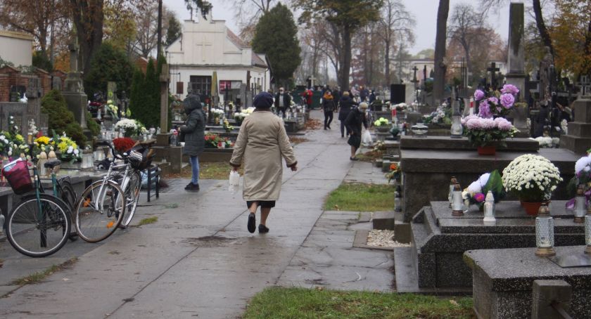 Cmentarze otwarte, ale tłumów nie ma (ZDJĘCIA)