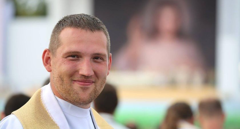 Ksiądz katecheta z Łowicza ewangelizuje na Facebooku. Codziennie komentuje Słowo Boże