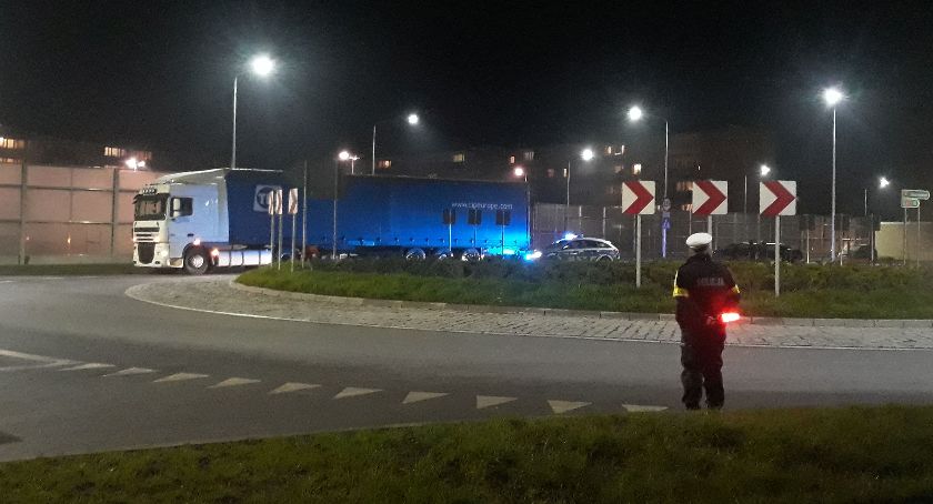 Utrudnienia na DK nr 70 w Łowiczu. Tir utknął na rondzie