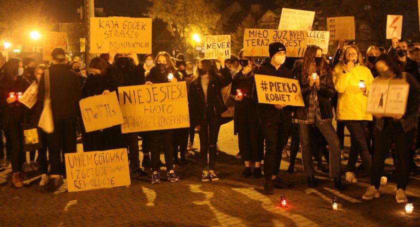 Protesty po wyroku TK ws. aborcji w Łowiczu. Czy uczestników mogą spotkać kary?