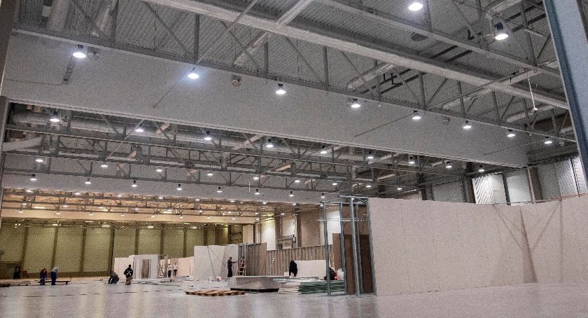 W Łodzi powstaje szpital tymczasowy dla chorych na Covid-19 (ZDJĘCIA)