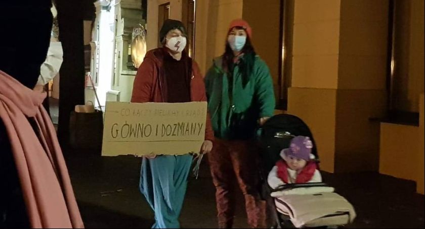 Kolejny dzień protestów kobiet w Łowiczu. Dziś niewielkie zainteresowanie (FOTO i VIDEO)