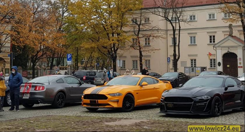 Mustangi zaparkowały dziś na łowickim Starym Rynku
