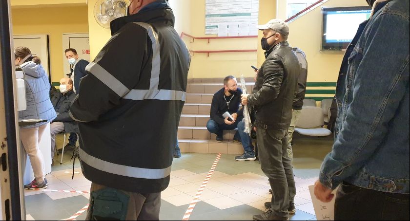 Łowicz. Ogromne kolejki w wydziale komunikacji