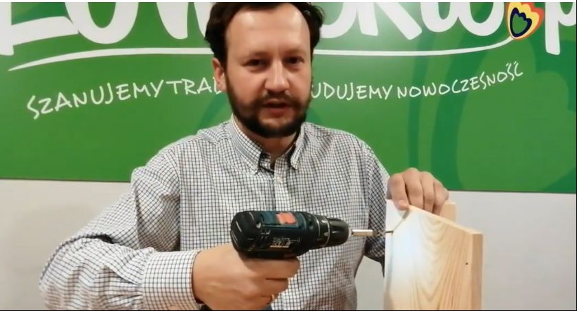 Akcja Łowickie.pl. Paweł Pięta krok po kroku pokazuje, jak skręcić chatę dla ptaka