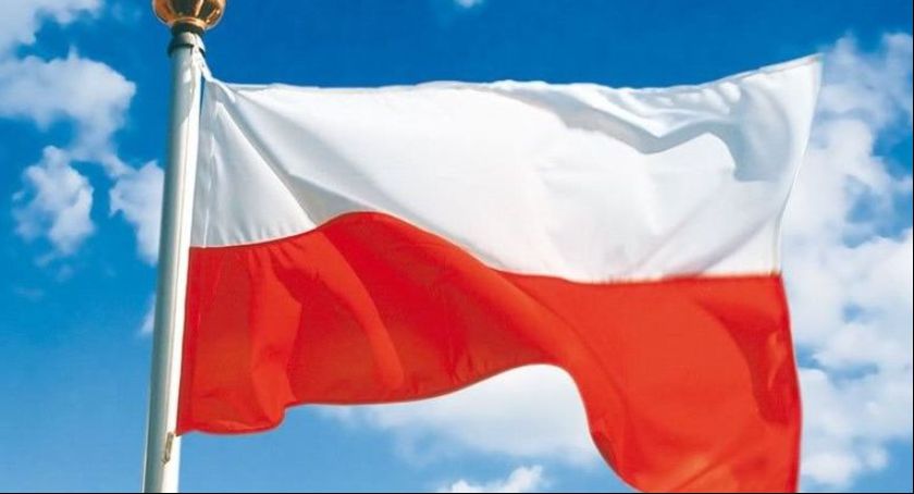 Na maszty z narodowymi flagami pójdzie 6 mln zł z funduszu na walkę z COVID-19