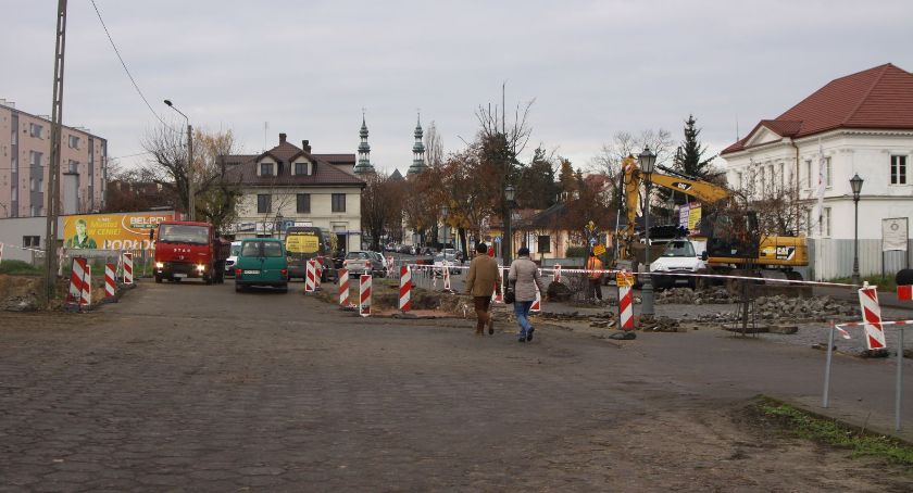 Utrudnienia na ul. 3 Maja w Łowiczu (ZDJĘCIA, VIDEO)