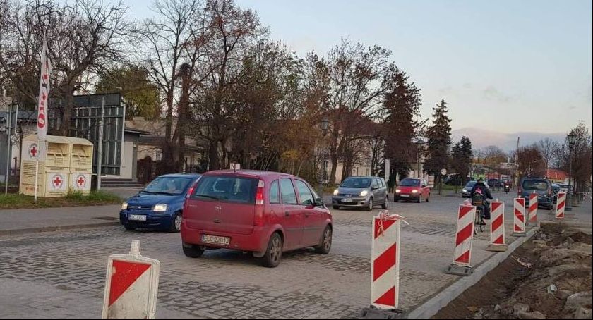Prace remontowe zakończone. Ul. 3 Maja w Łowiczu już przejezdna (FOTO, VIDEO)